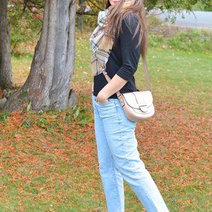 Neutral color cross body bag.